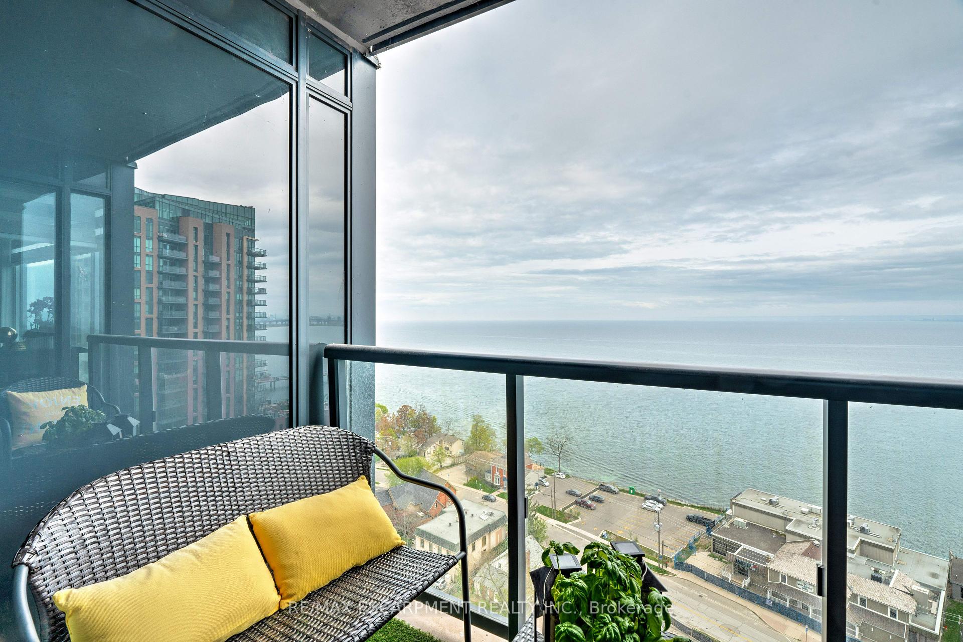 2 Bedrooms Condo at 370 Martha, Burlington For sale