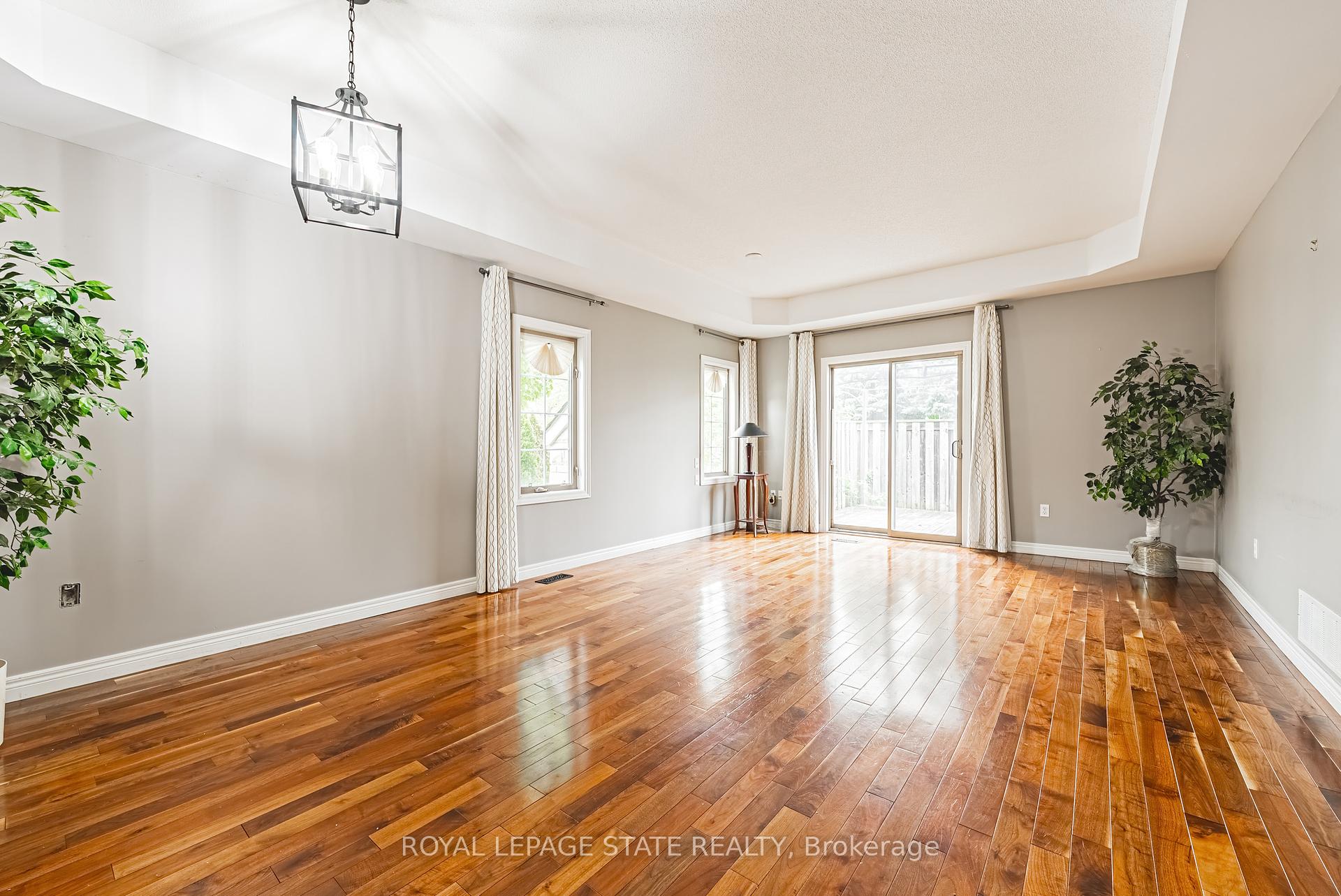 2 Bedrooms Condo at 130 Southbrook, Hamilton For sale