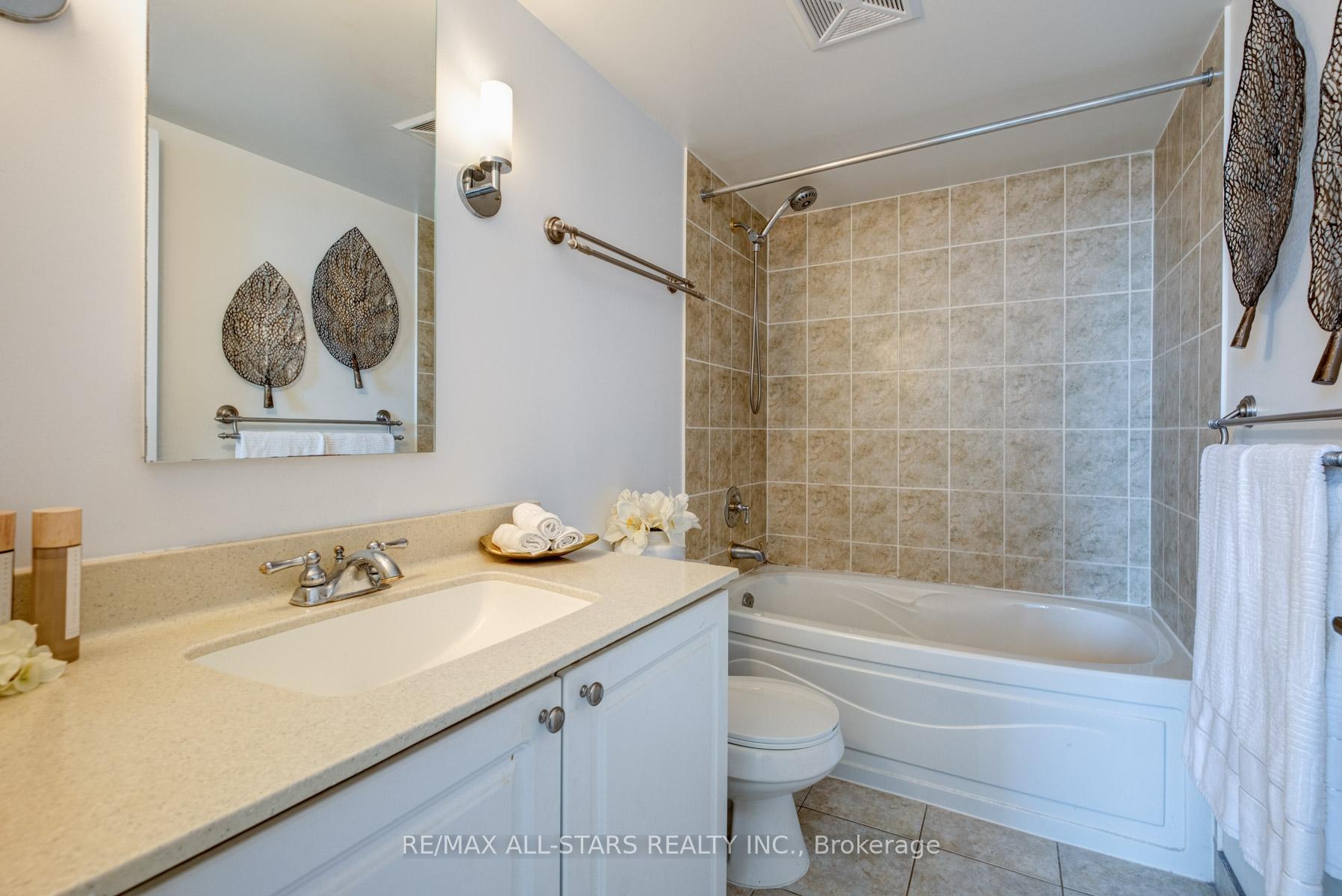 2 Bedrooms Condo at 35 Viking, Toronto For sale