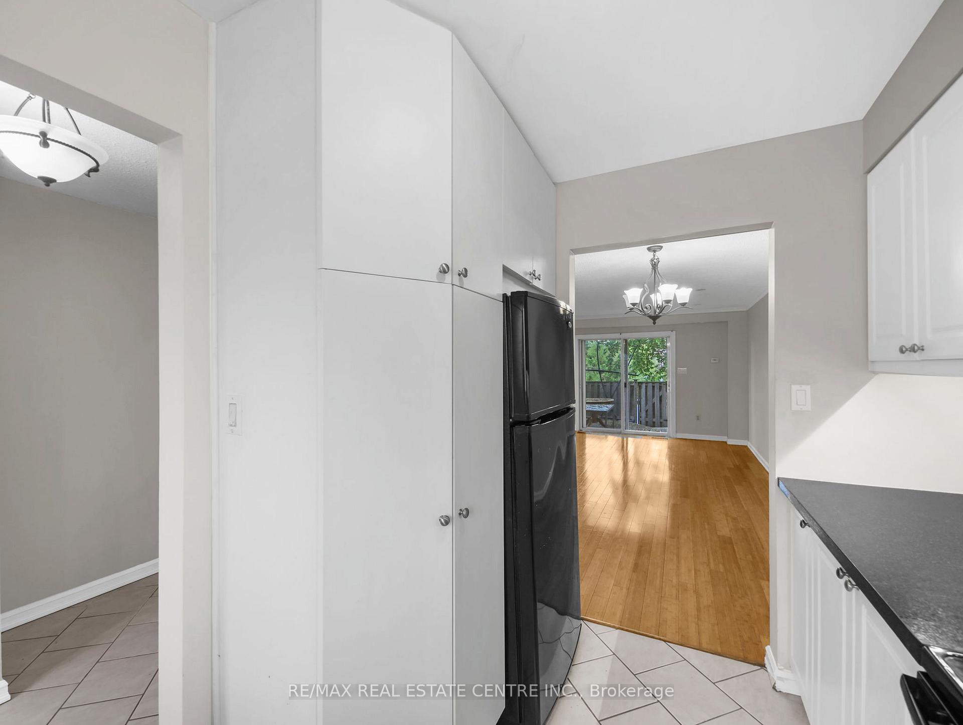 3 Bedrooms Condo at 2779 Gananoque, Mississauga For sale