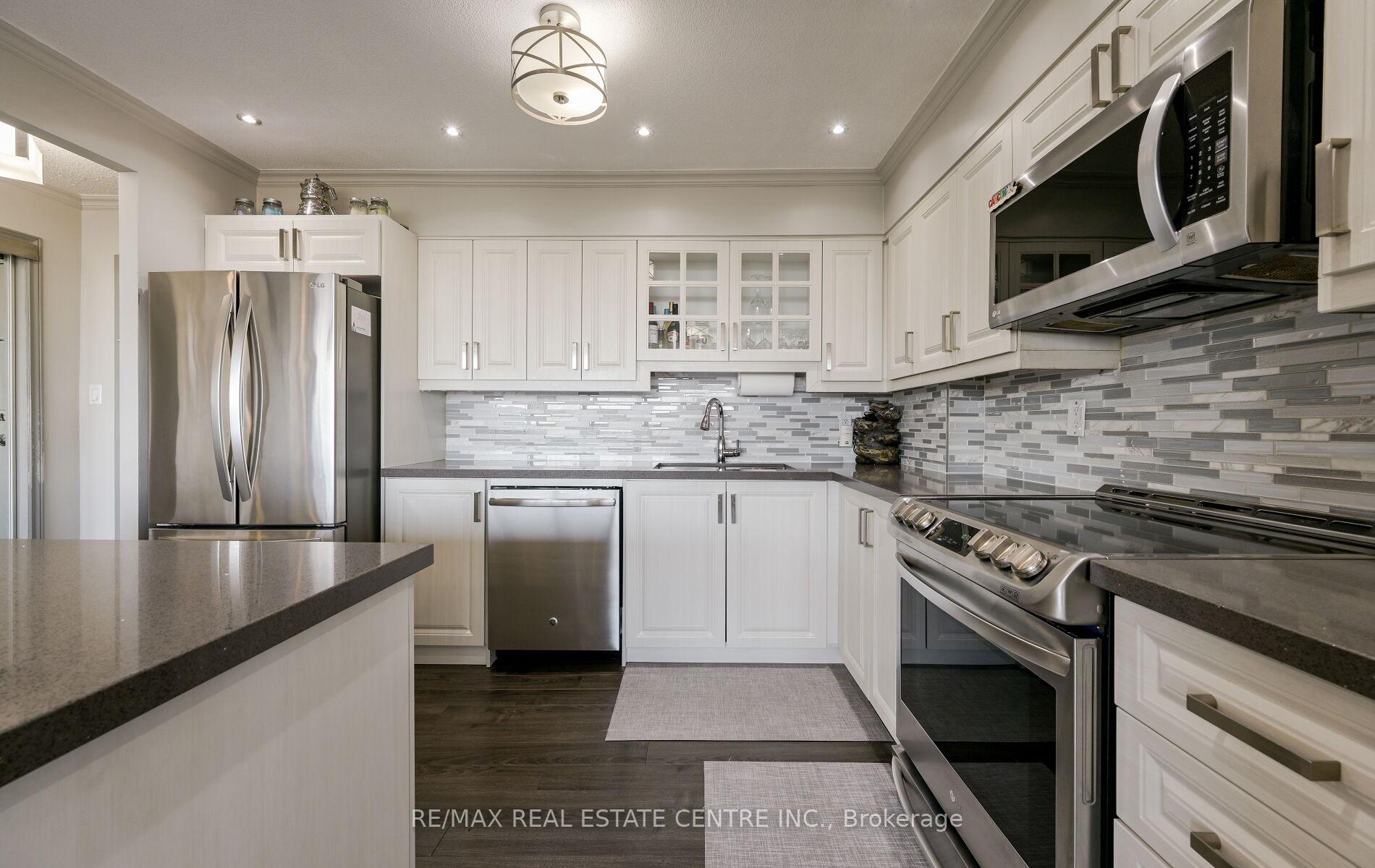 3 Bedrooms Condo at 200 Robert Speck, Mississauga For sale