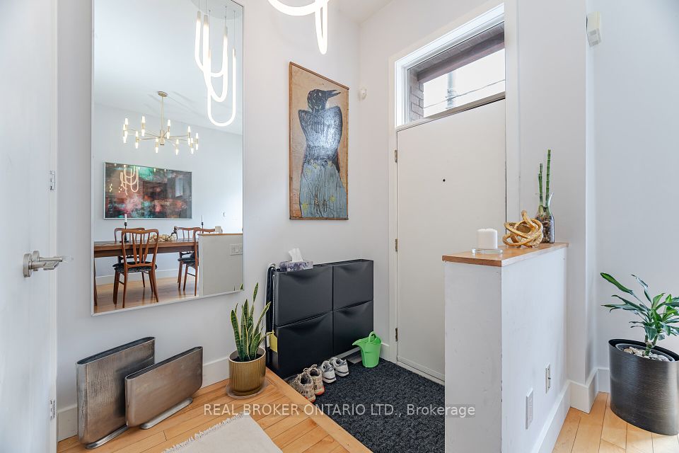 476 King Street, Toronto, ON M5A 1L8