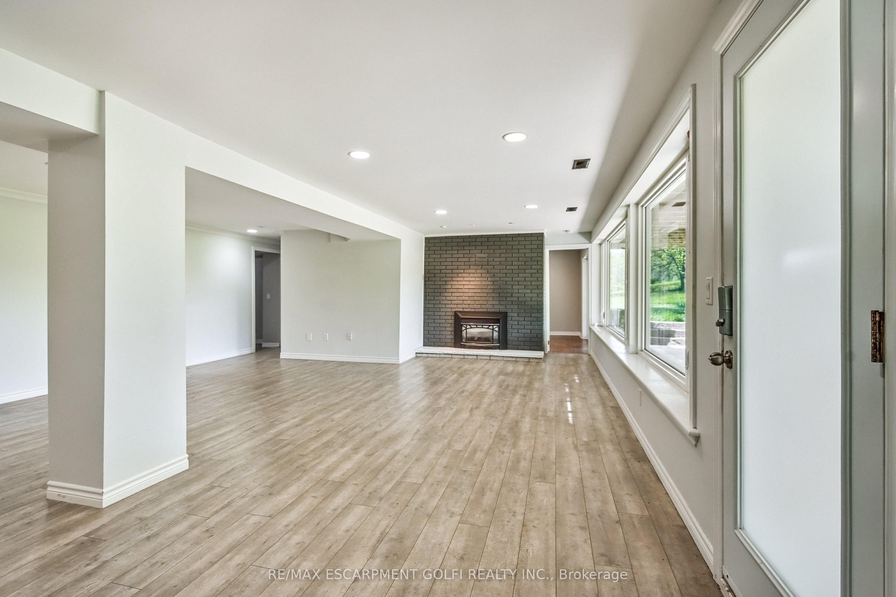932 OLD DUNDAS Road