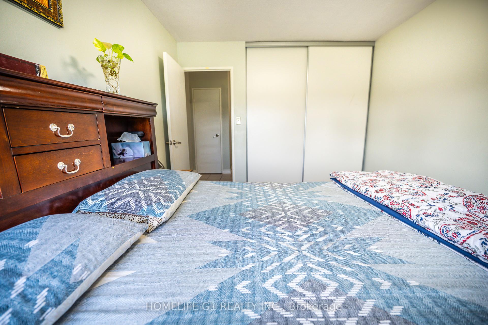 3 Bedrooms Condo at 5 Shady, Toronto For sale