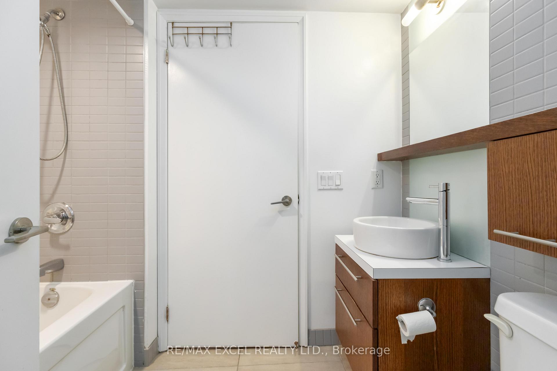 2 Bedrooms Condo at 21 Carlton, Toronto For sale