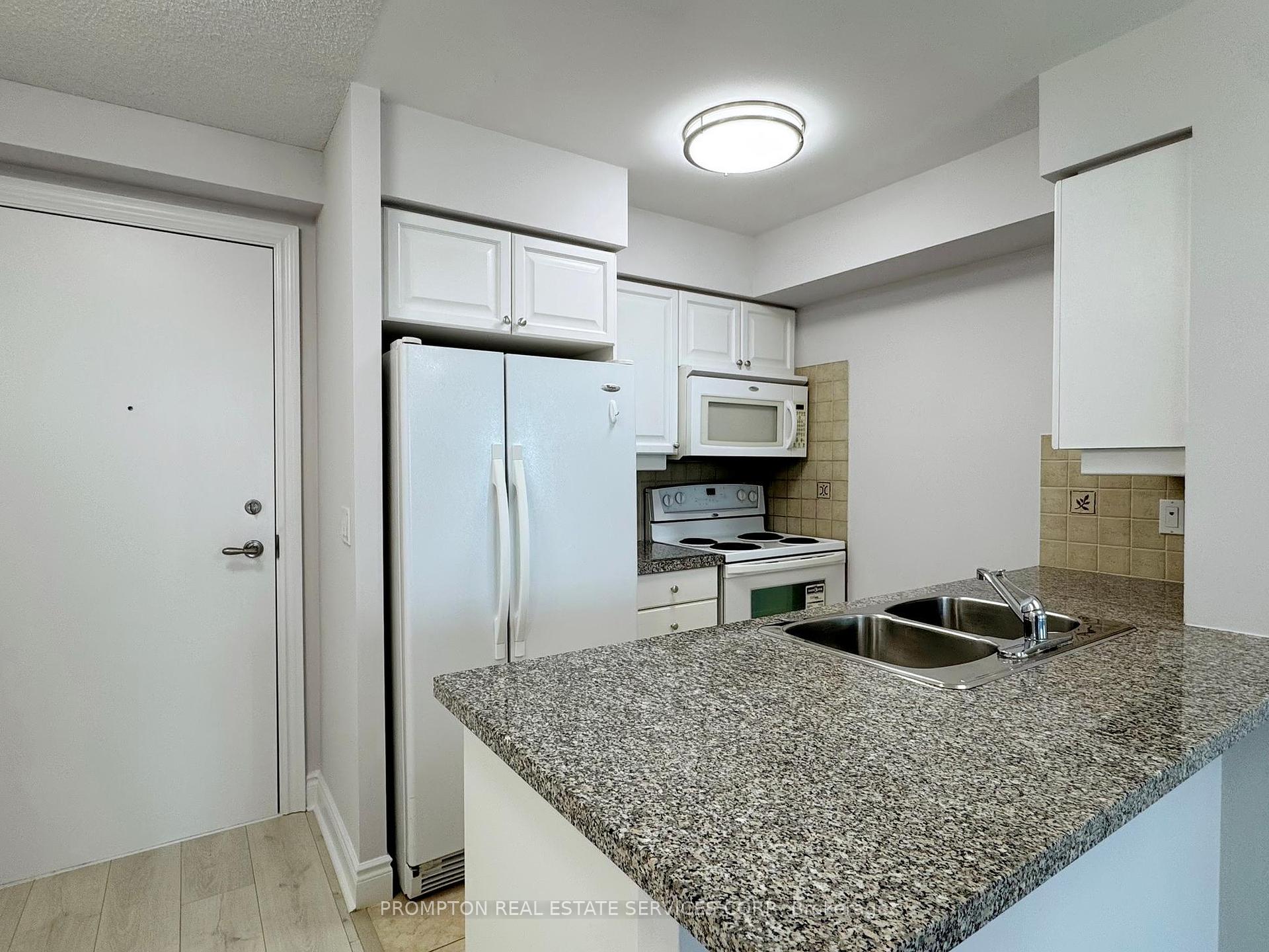 2 Bedrooms Condo at 15 Greenview, Toronto For sale