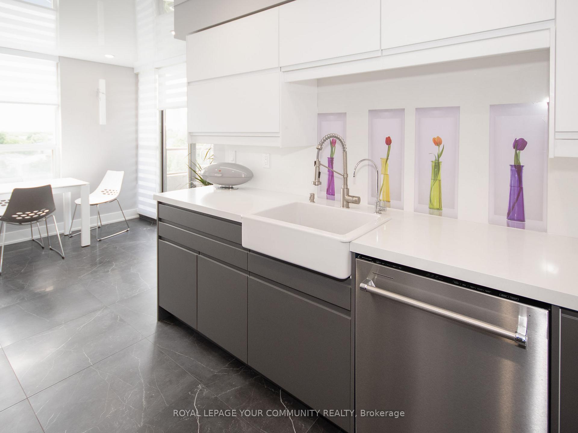 2 Bedrooms Condo at 11 Townsgate, Vaughan For sale