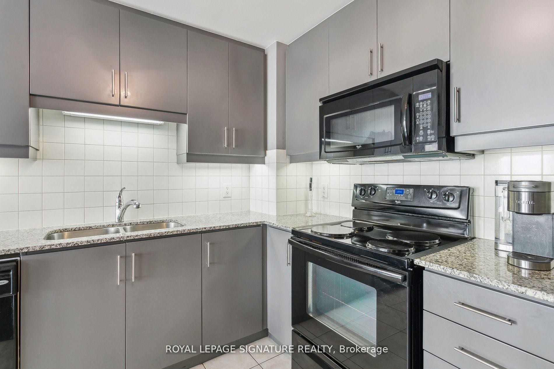 3 Bedrooms Condo at 60 Absolute, Mississauga For sale