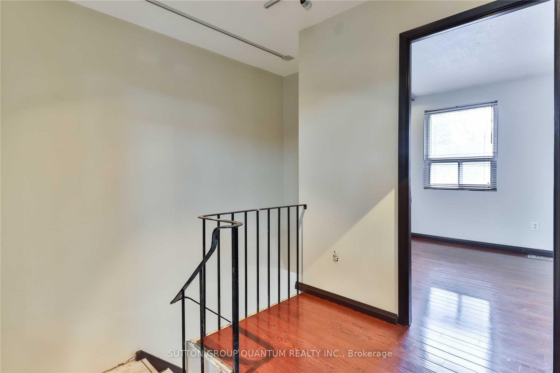 3 Bedrooms Condo at 1055 Shawnmarr, Mississauga For sale