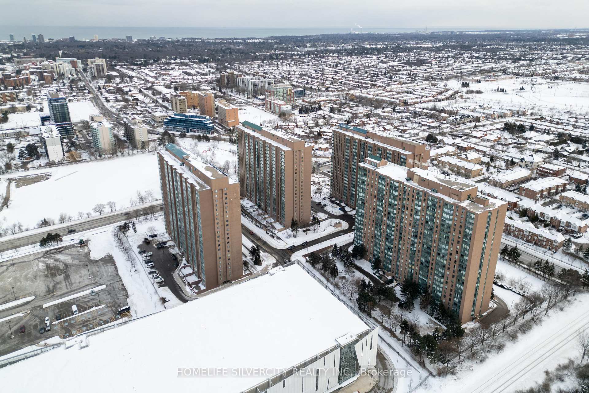 3 Bedrooms Condo at 145 Hillcrest, Mississauga For sale