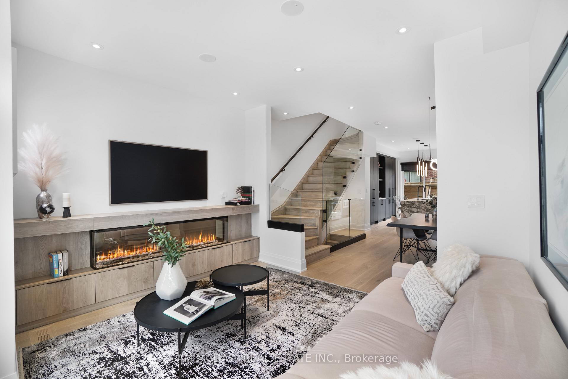 3 Bedrooms Condo at 10 Lunar, Mississauga For sale