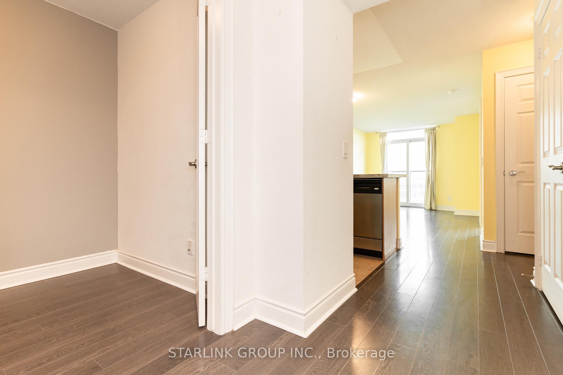2 Bedrooms Condo at 25 Greenview, Toronto For sale
