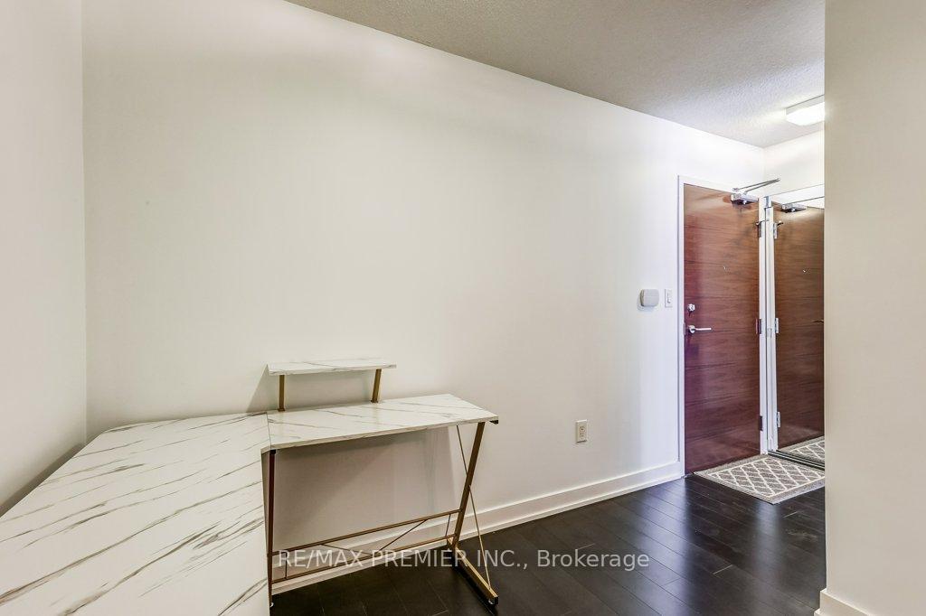 2 Bedrooms Condo at 10 Capreol, Toronto For sale