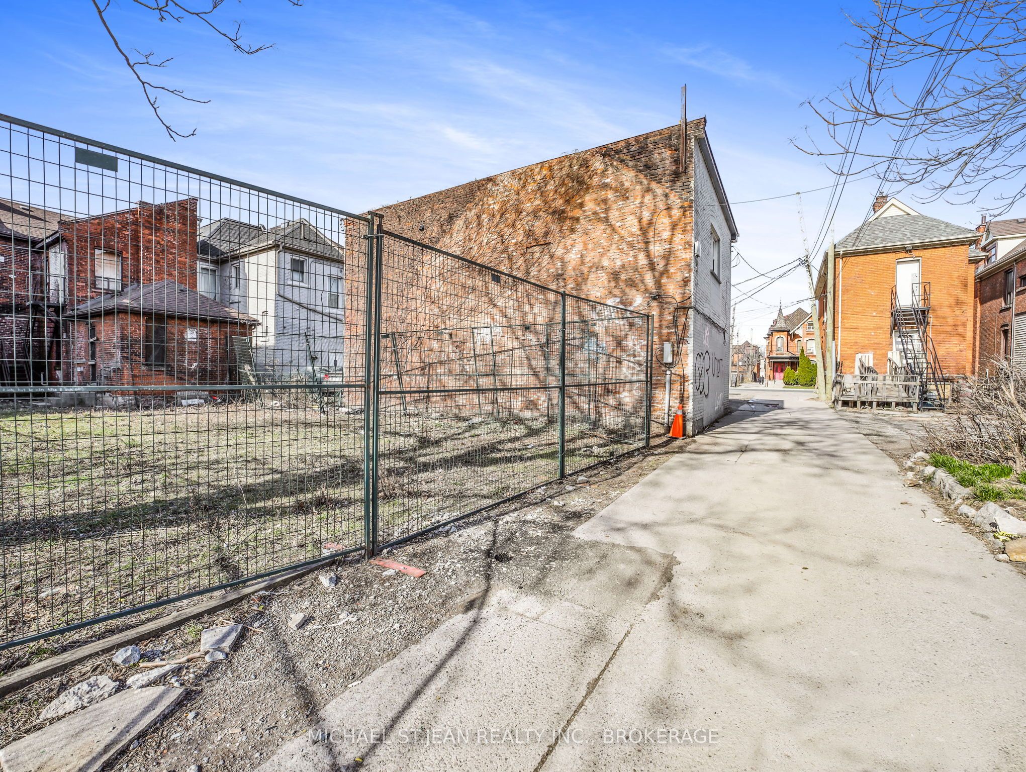 14 Victoria Avenue N