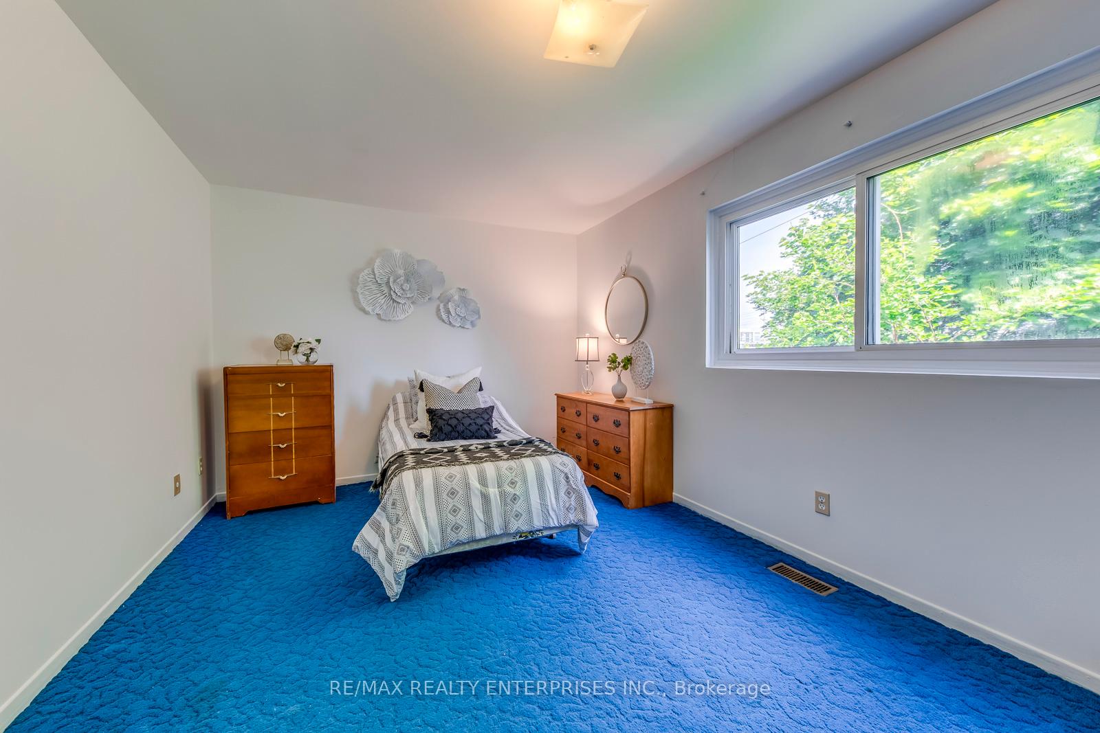 3 Bedrooms Condo at 2315 Bromsgrove, Mississauga For sale