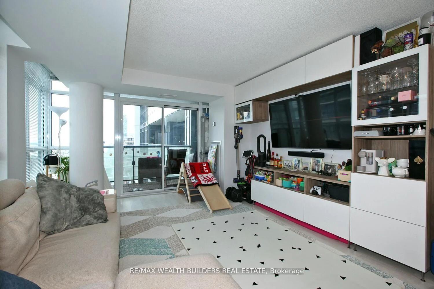 2 Bedrooms Condo at 400 Adelaide, Toronto For sale