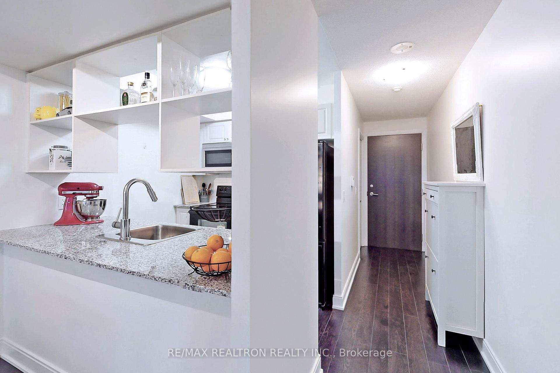 2 Bedrooms Condo at 125 Village Green, Toronto For sale
