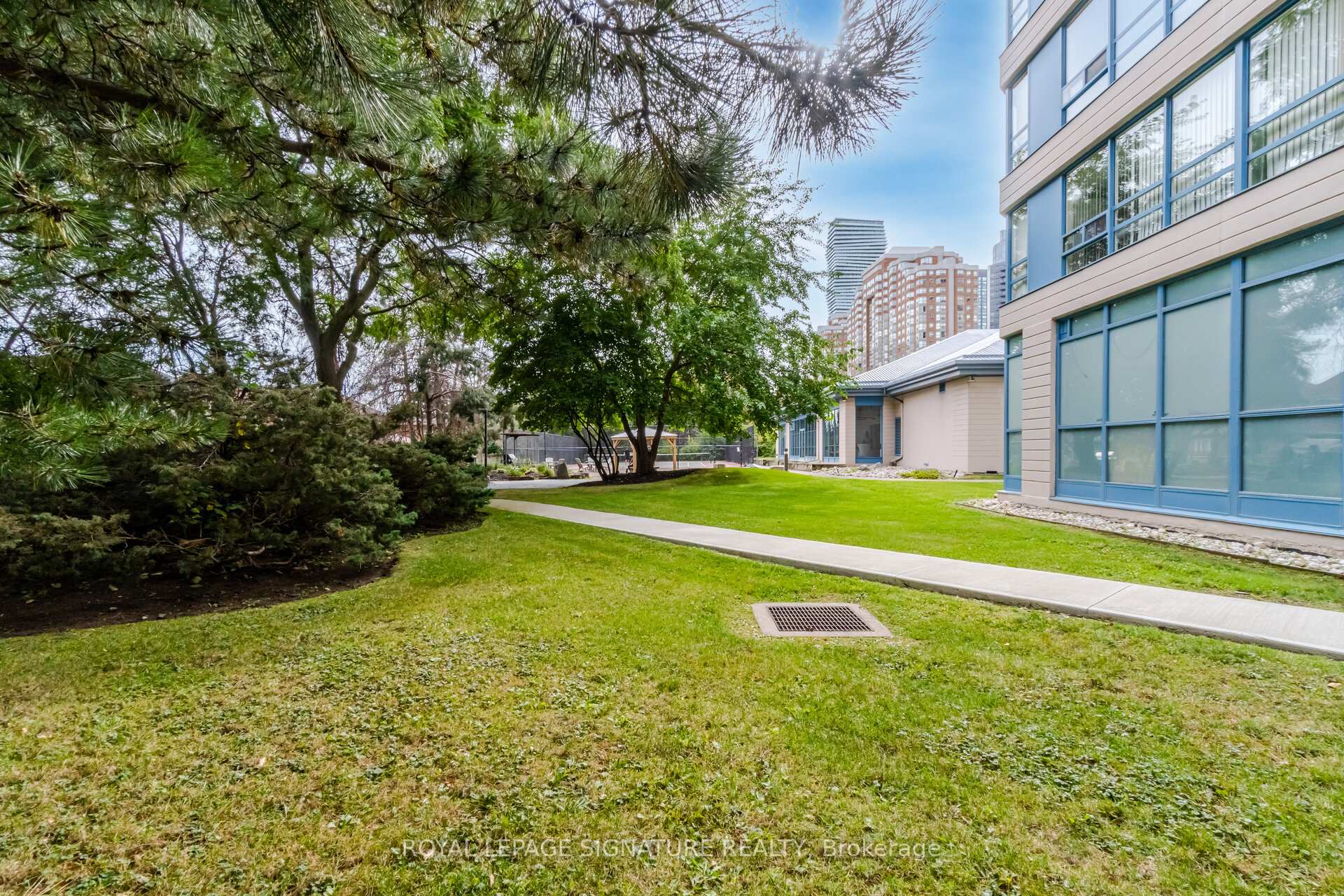3 Bedrooms Condo at 250 Webb, Mississauga For sale