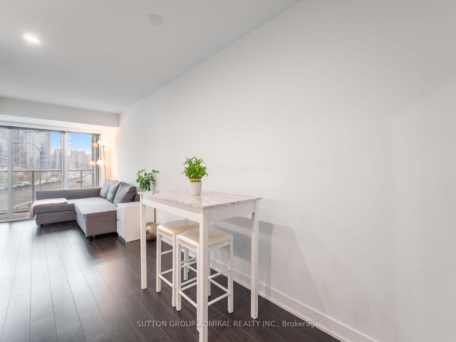 2 Bedrooms Condo at 19 Bathurst, Toronto For sale