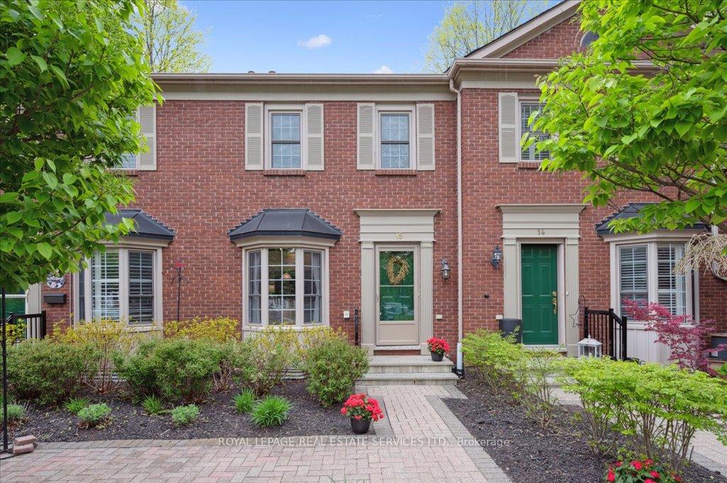 2 Bedrooms Condo at 1275 Maple Crossing, Burlington For sale