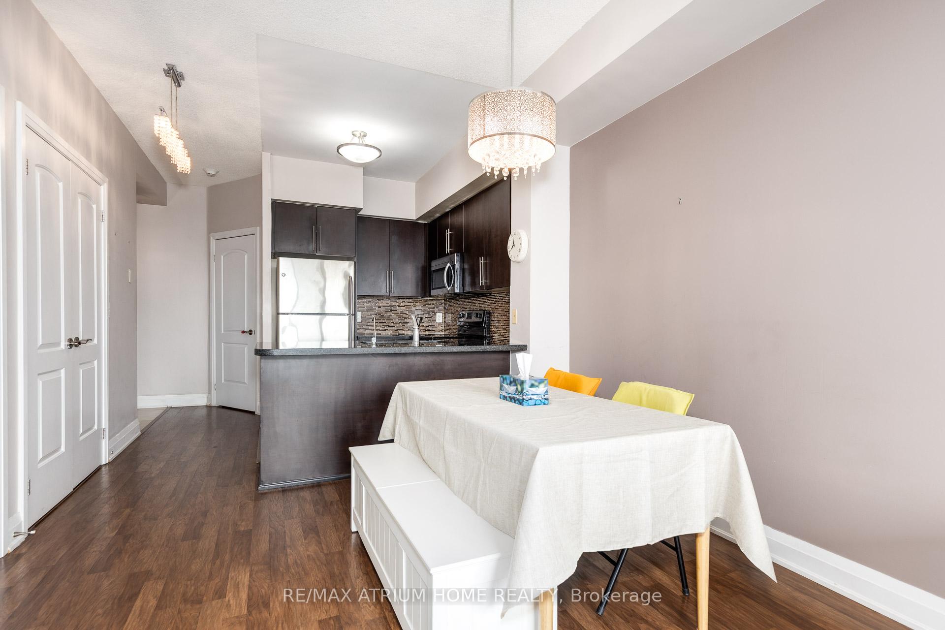 2 Bedrooms Condo at 20 North Park, Vaughan For sale