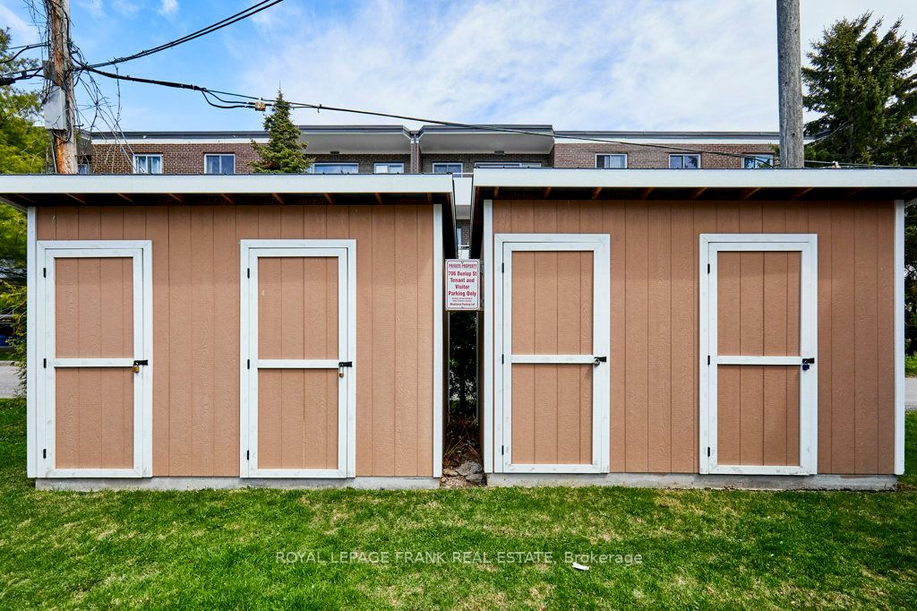 706 Dunlop Street W