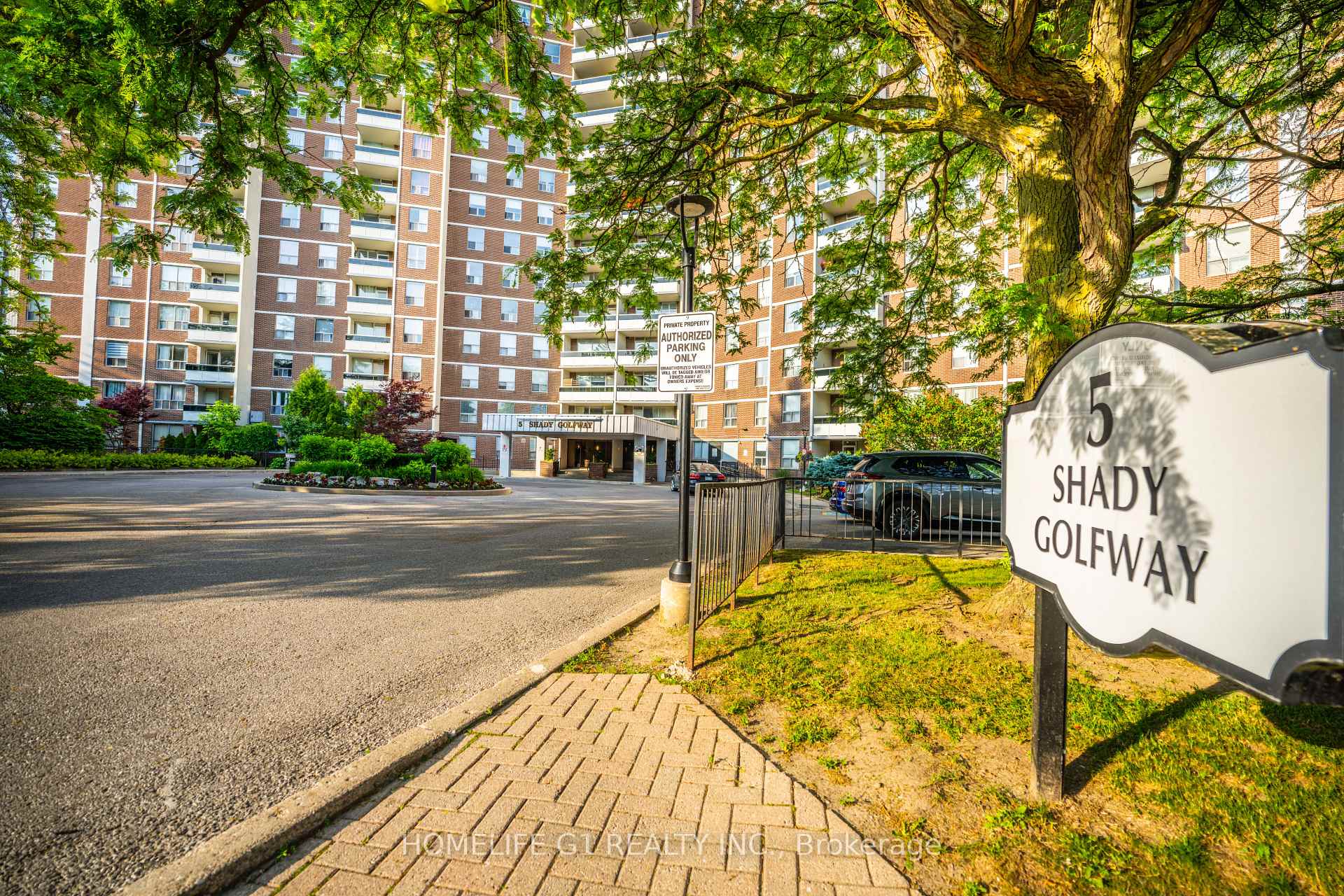 3 Bedrooms Condo at 5 Shady, Toronto For sale