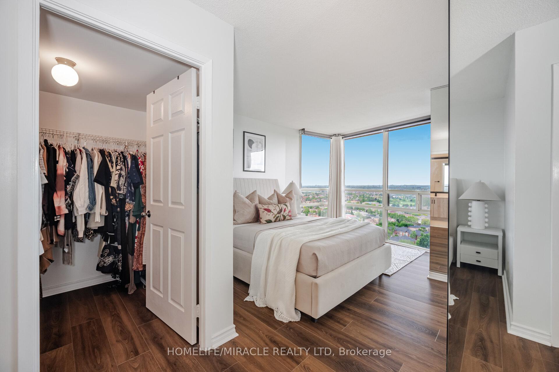 2 Bedrooms Condo at 50 Eglinton, Mississauga For sale