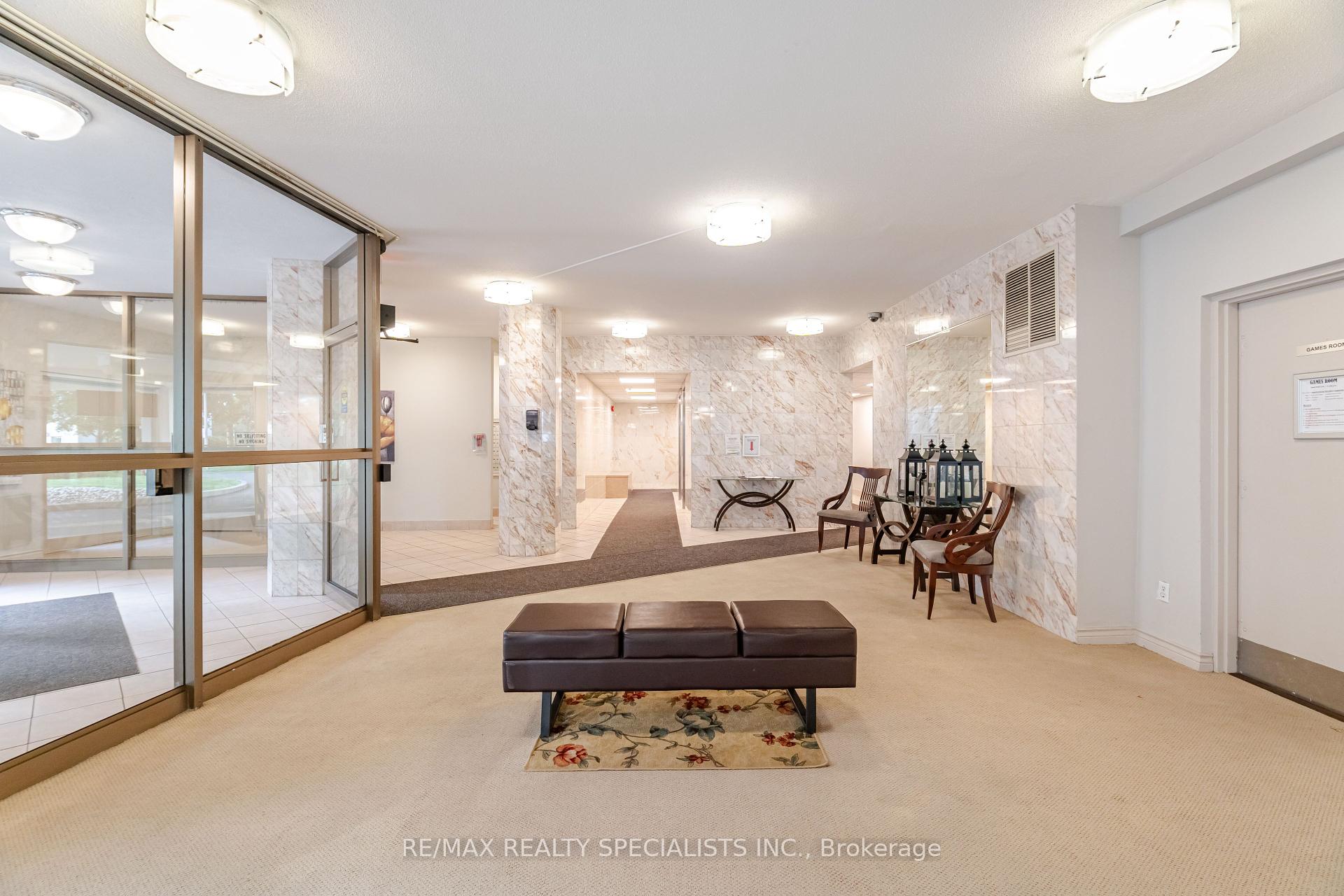 3 Bedrooms Condo at 2323 Confederation, Mississauga For sale