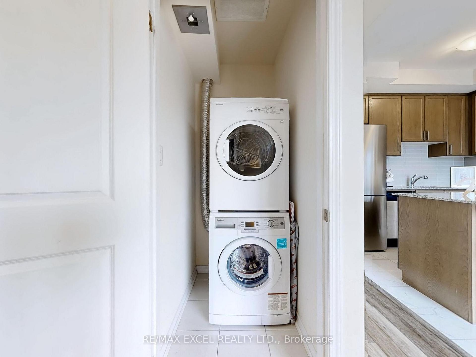 2 Bedrooms Condo at 24 Fieldway,  Toronto For sale