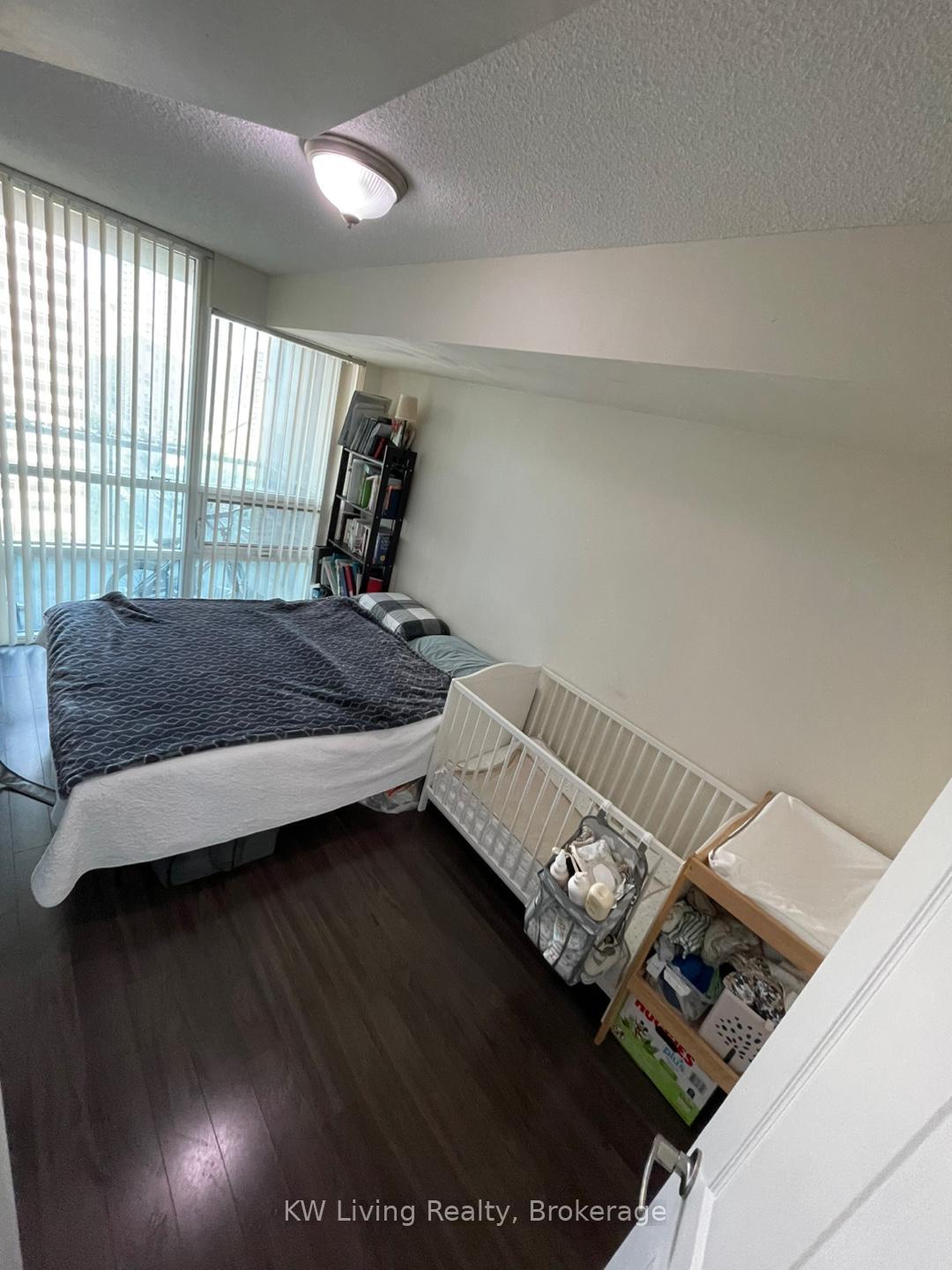 2 Bedrooms Condo at 15 Greenview, Toronto For sale