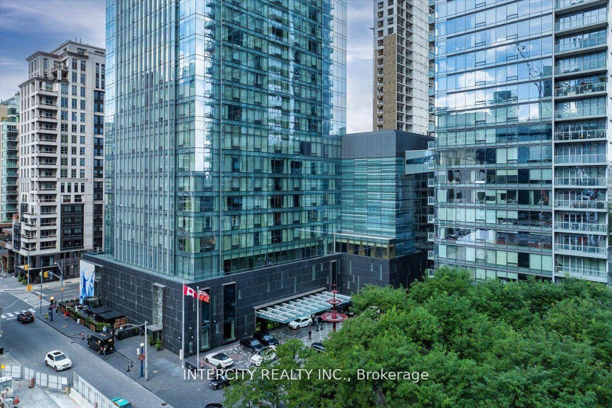 3 Bedrooms Condo at 50 Yorkville, Toronto For sale