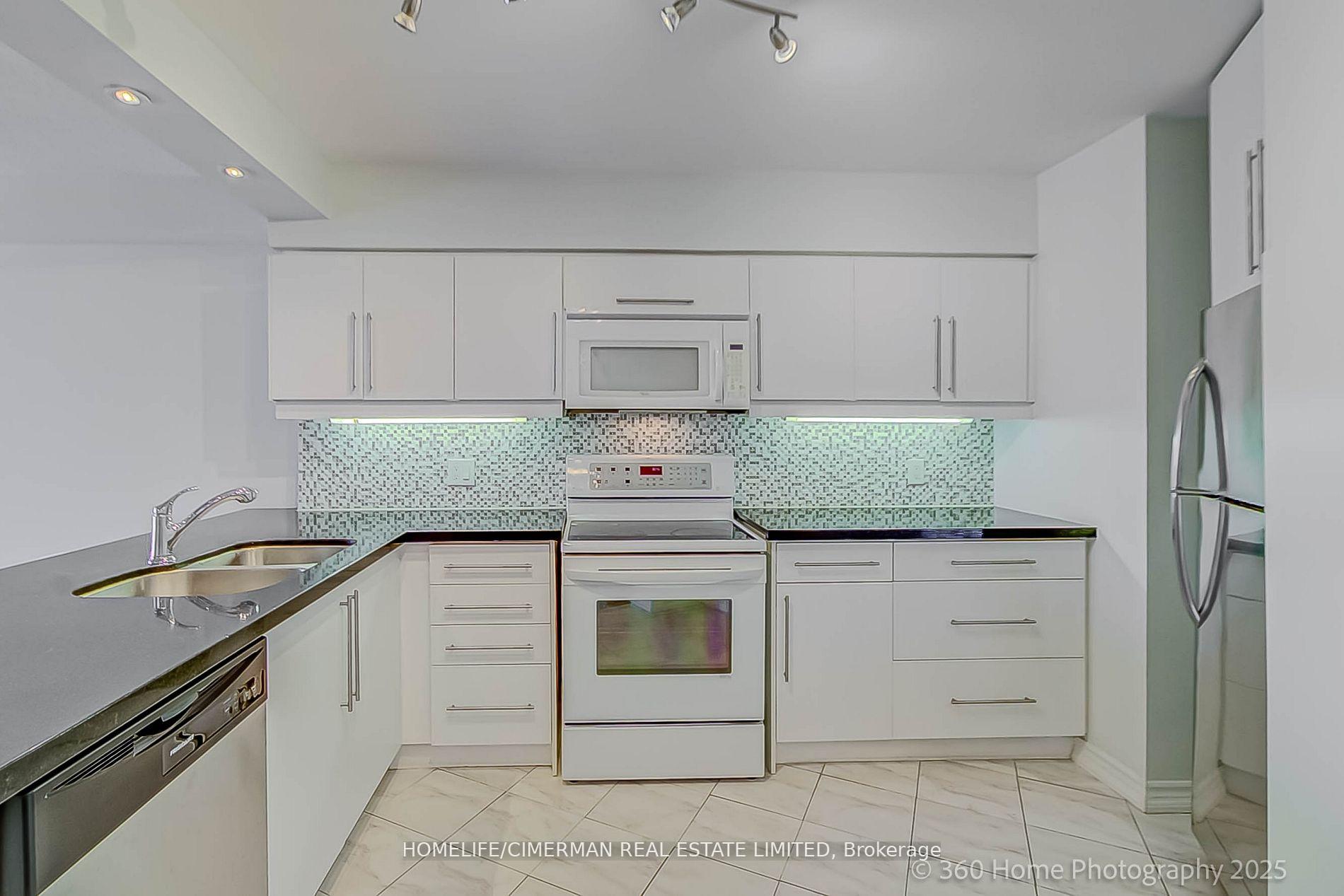 2 Bedrooms Condo at 20 Southport, Toronto For sale