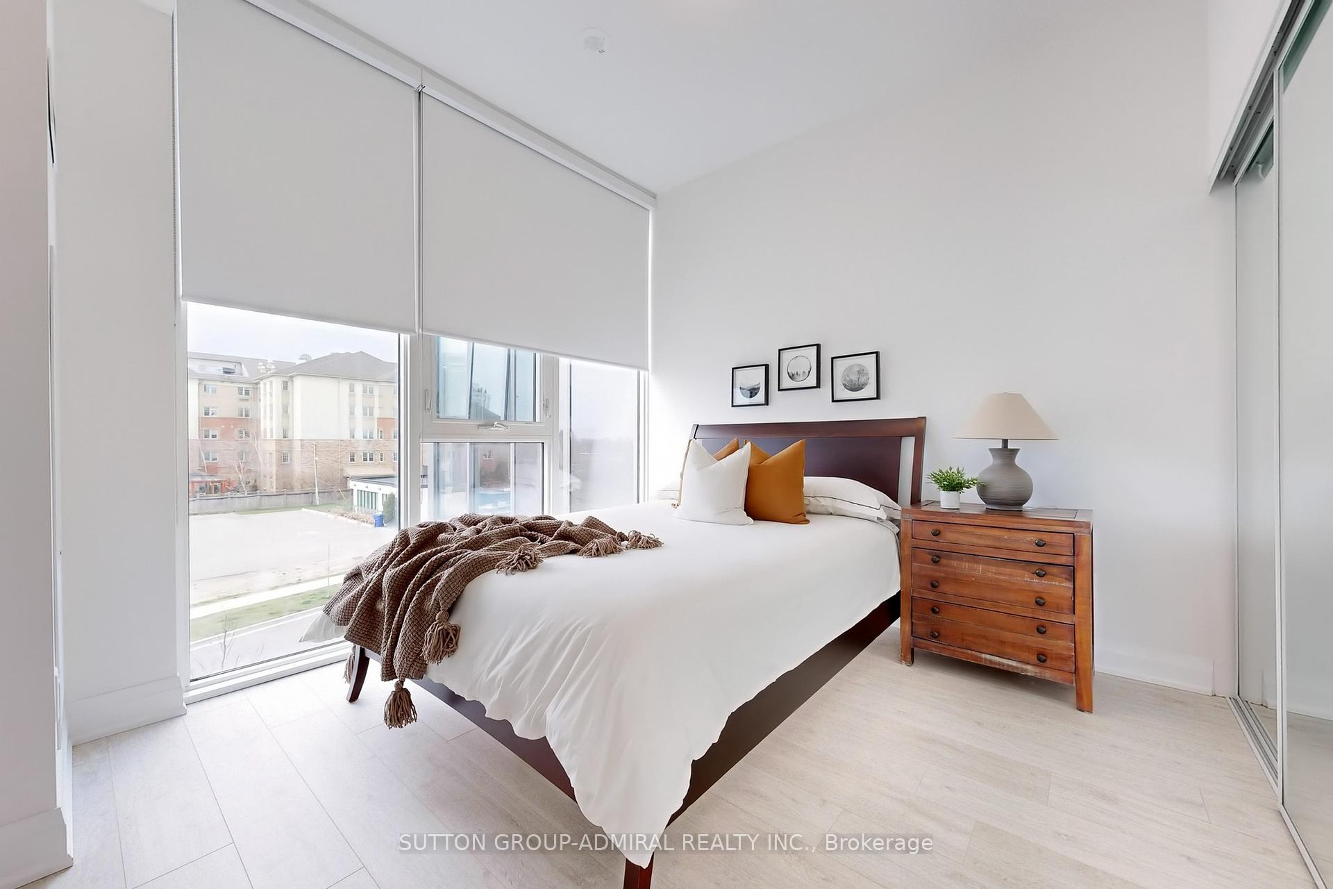 2 Bedrooms Condo at 10 Gatineau, Vaughan For sale