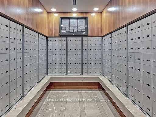 2 Bedrooms Condo at 225 Webb, Mississauga For sale