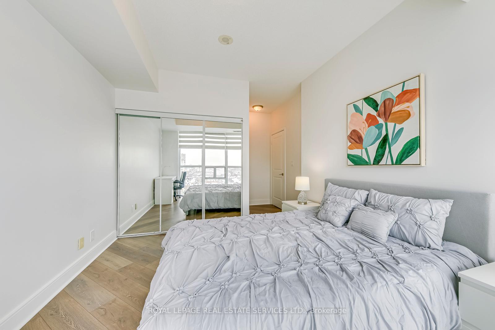 2 Bedrooms Condo at 80 Absolute, Mississauga For sale