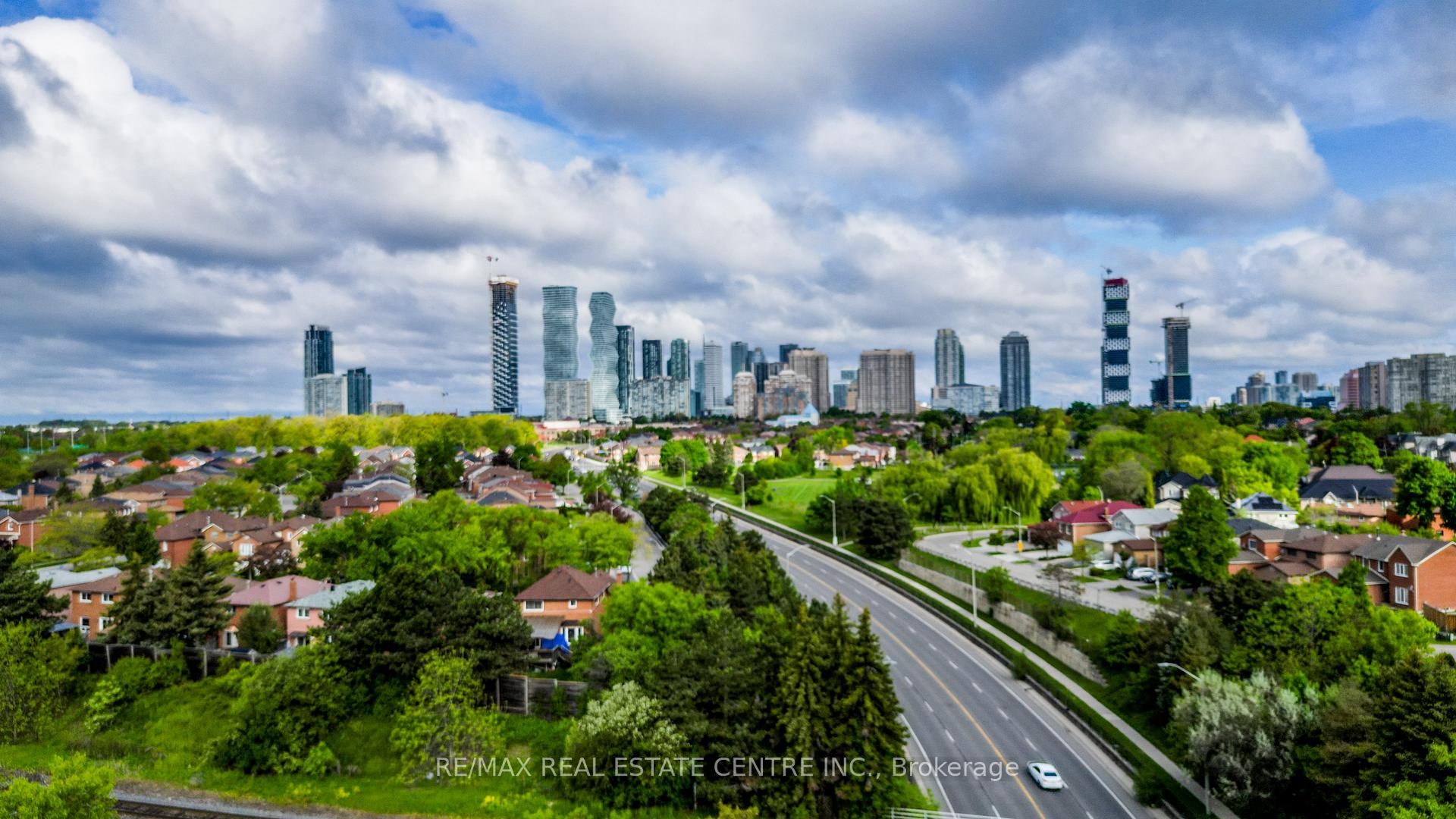 2 Bedrooms Condo at 135 Hillcrest, Mississauga For sale