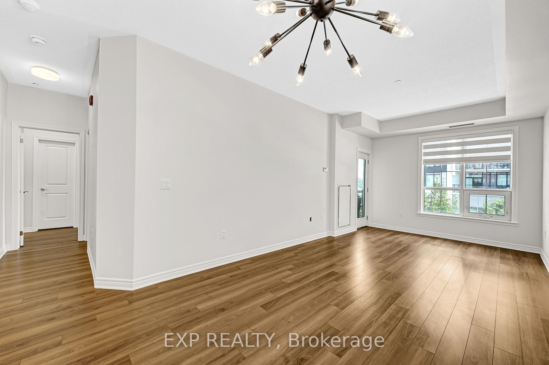 3 Bedrooms Condo at 216 Oak Park, Oakville For sale