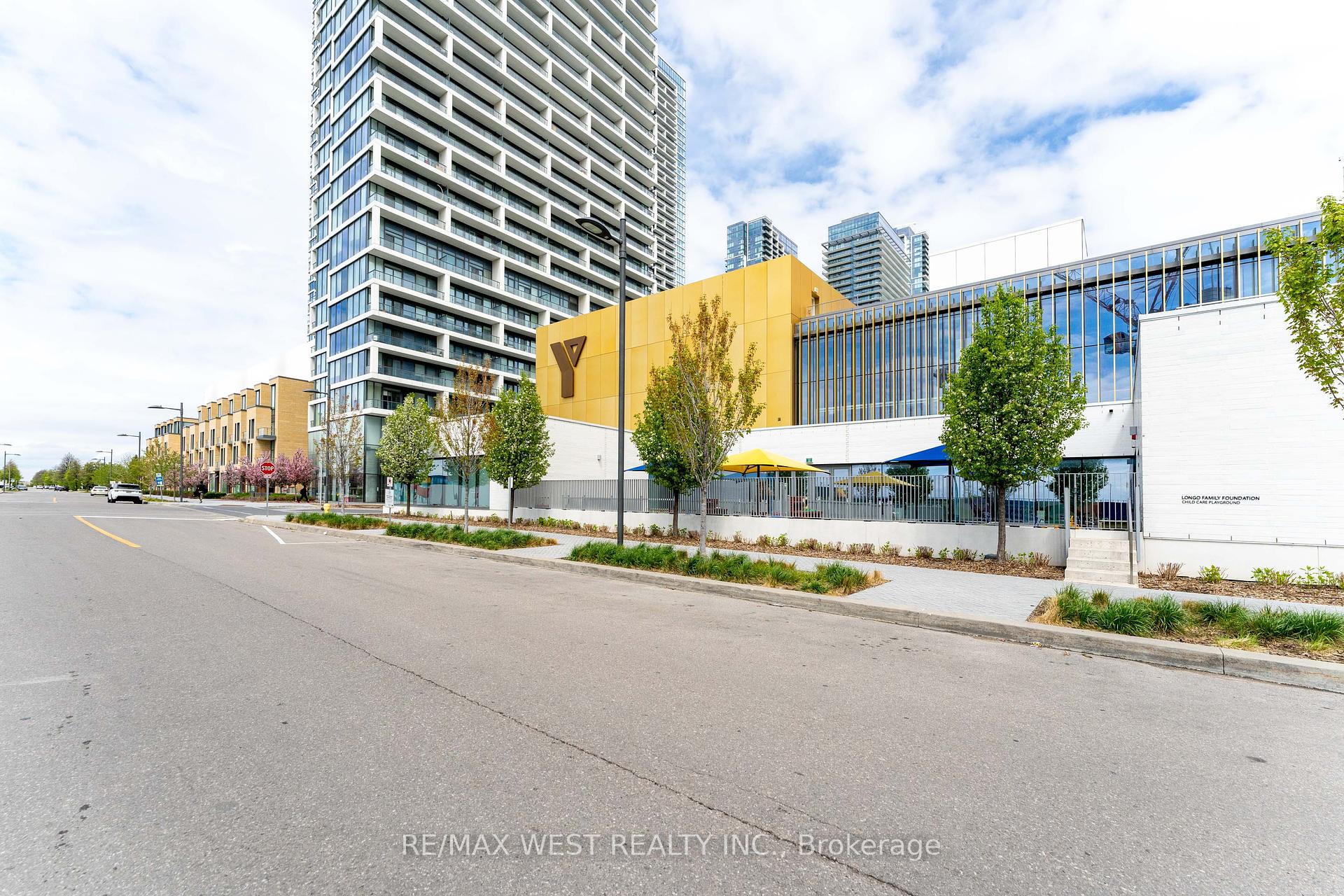 2 Bedrooms Condo at 898 Portage, Vaughan For sale