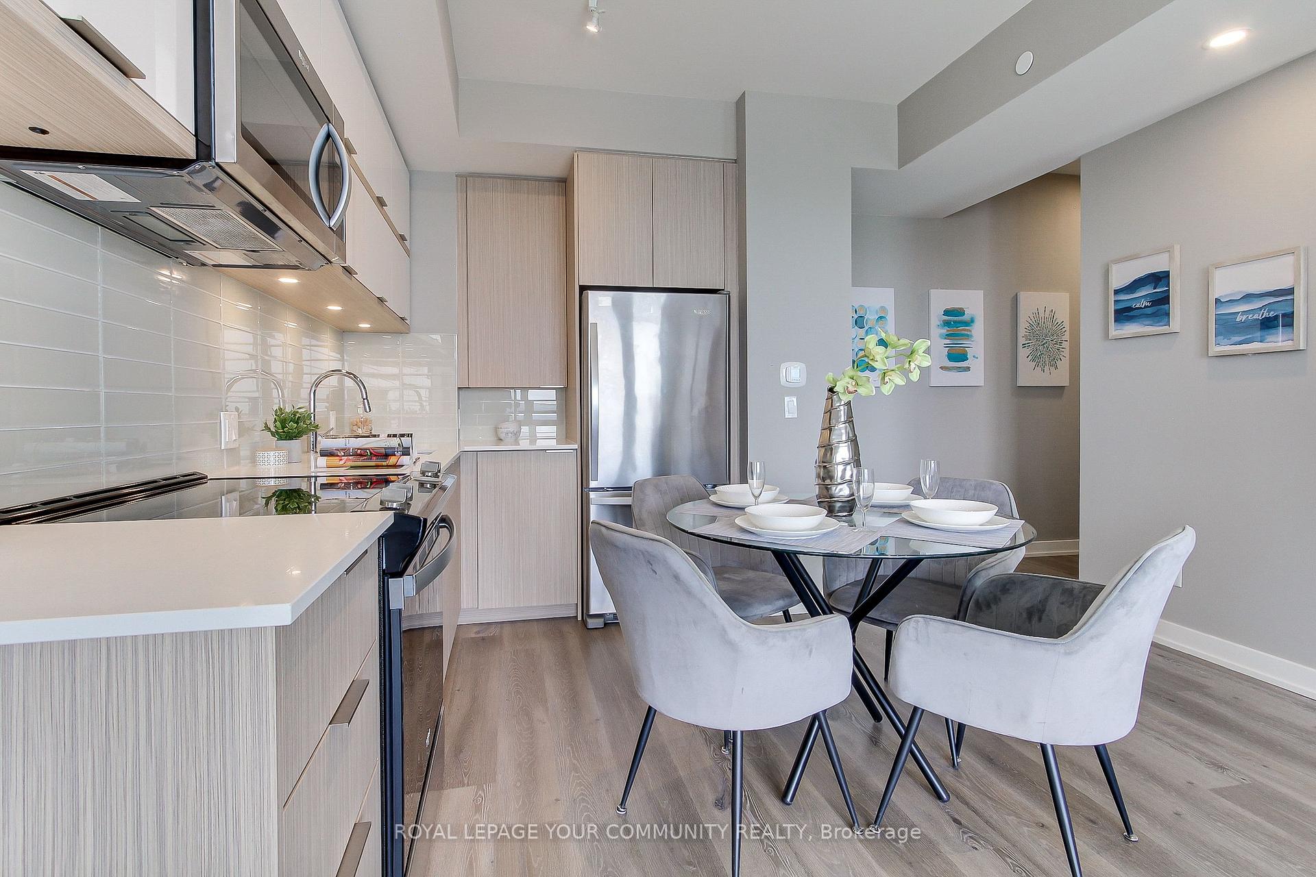 2 Bedrooms Condo at 10 Deerlick, Toronto For sale