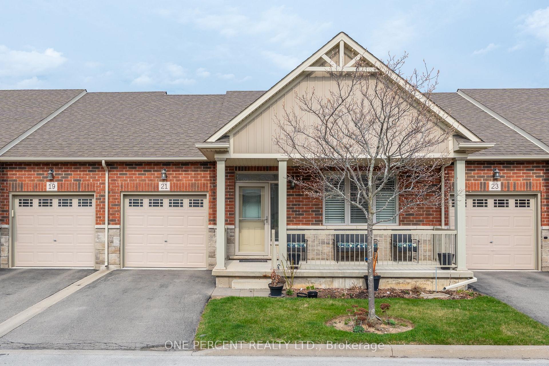 2 Bedrooms Condo at 21 Stickland, Hamilton For sale