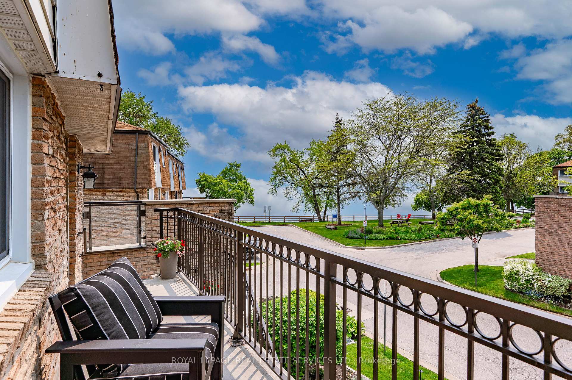 3 Bedrooms Condo at 2098 Marine, Oakville For sale