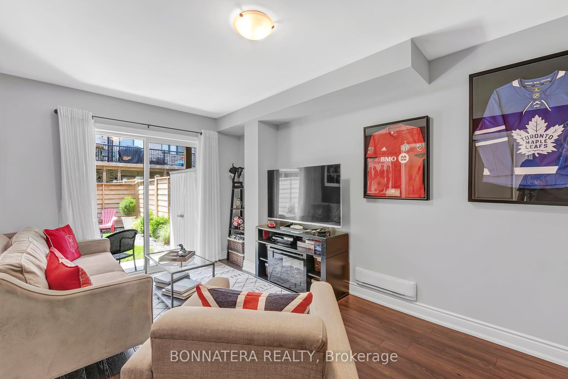 4 Bedrooms Condo at 10 Augustus, Toronto For sale