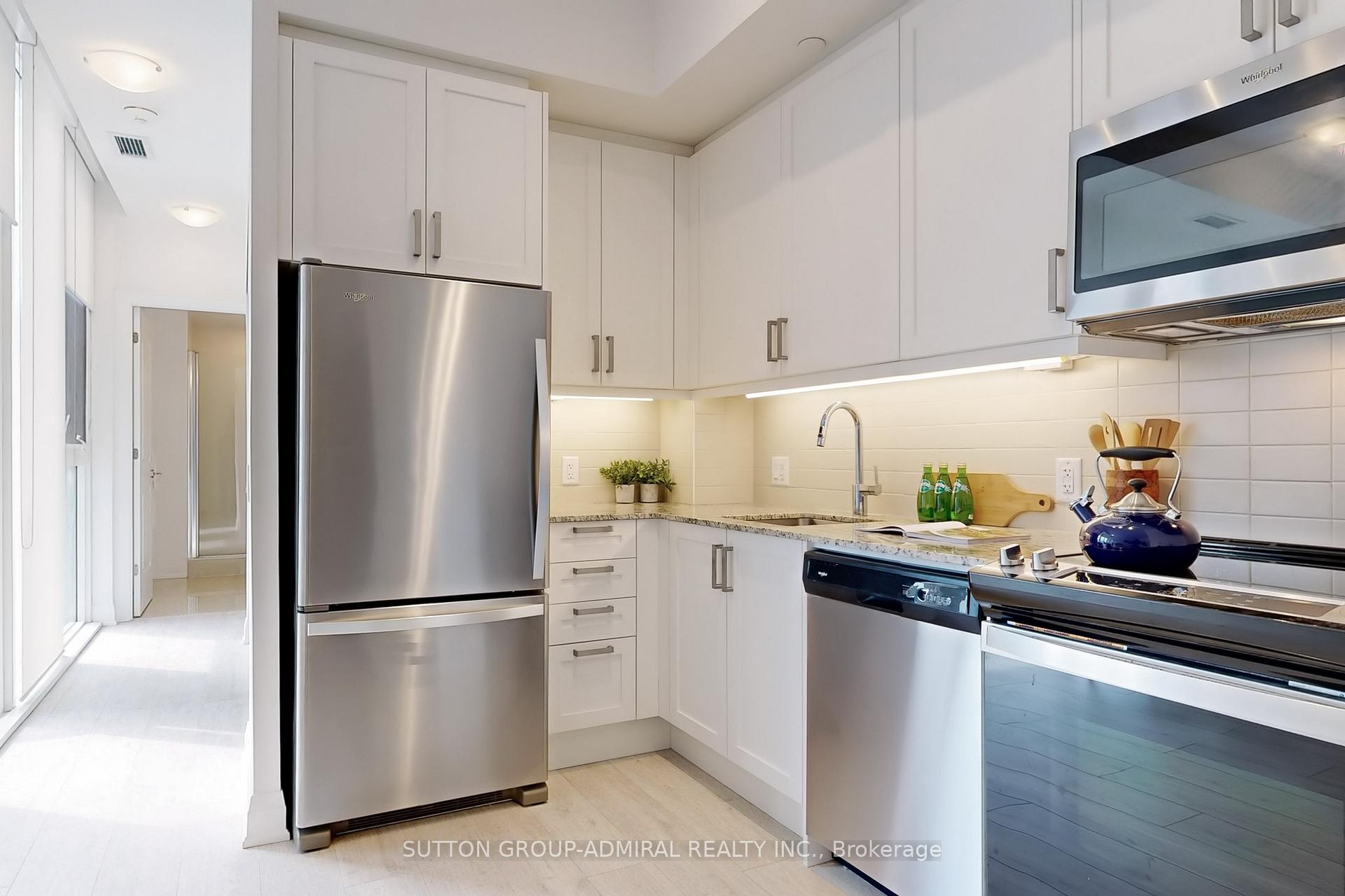 2 Bedrooms Condo at 10 Gatineau, Vaughan For sale