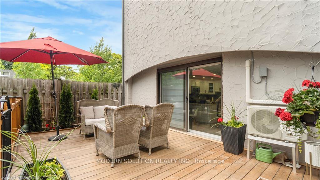 4 Bedrooms Condo at 1016 Falgarwood, Oakville For sale