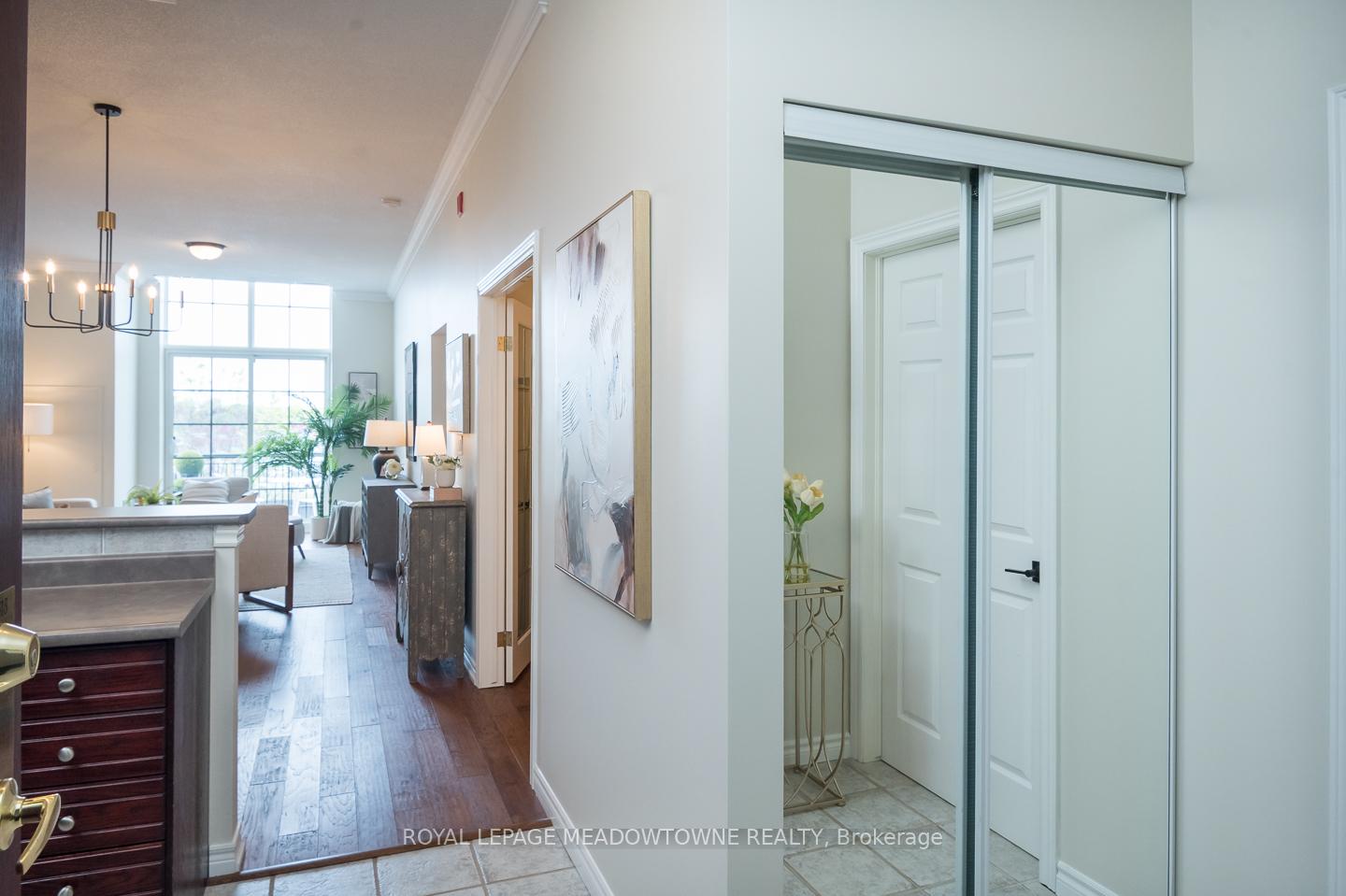 2 Bedrooms Condo at 262 Dundas, Hamilton For sale
