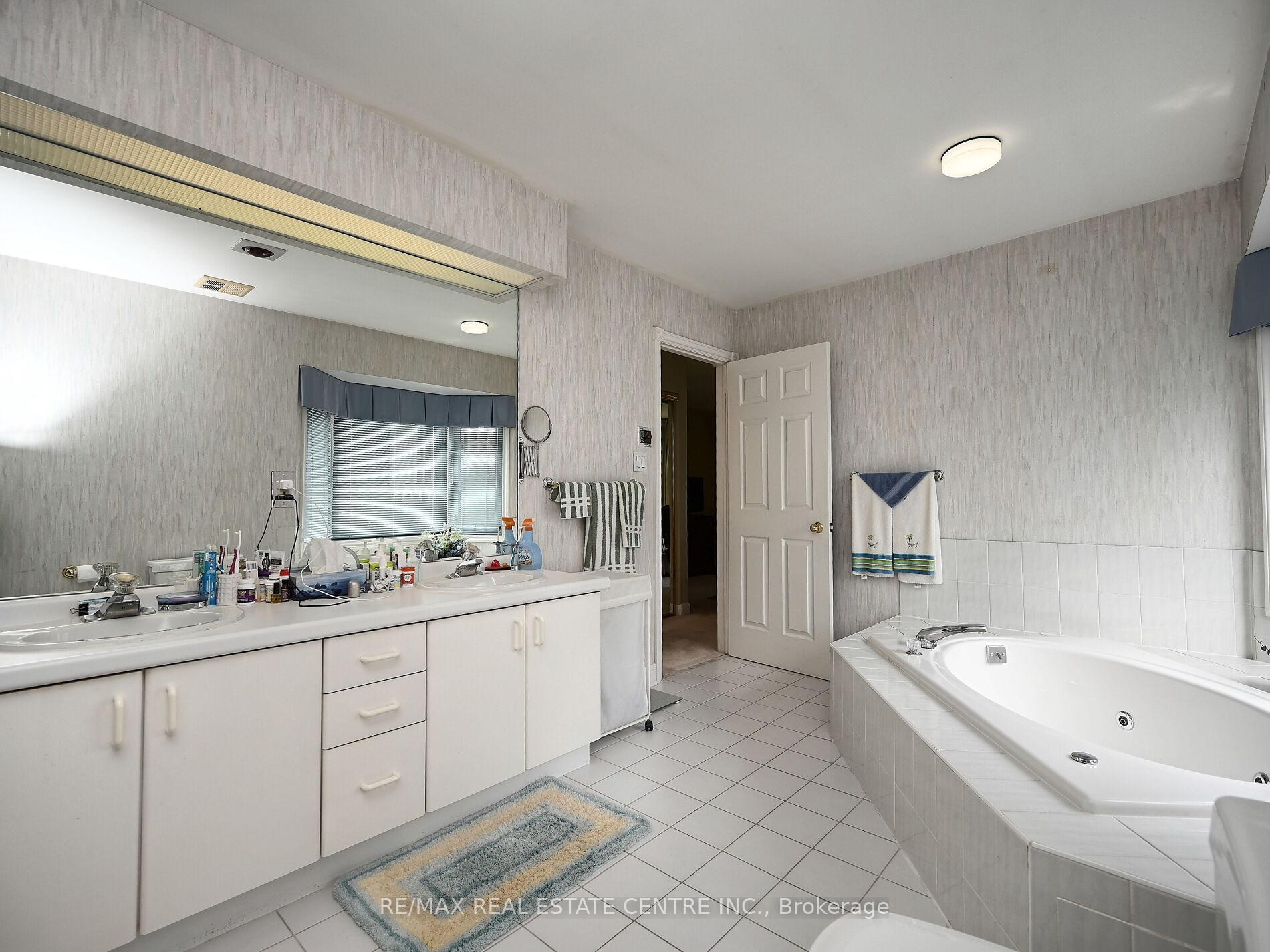 3 Bedrooms Condo at 3587 Kariya, Mississauga For sale