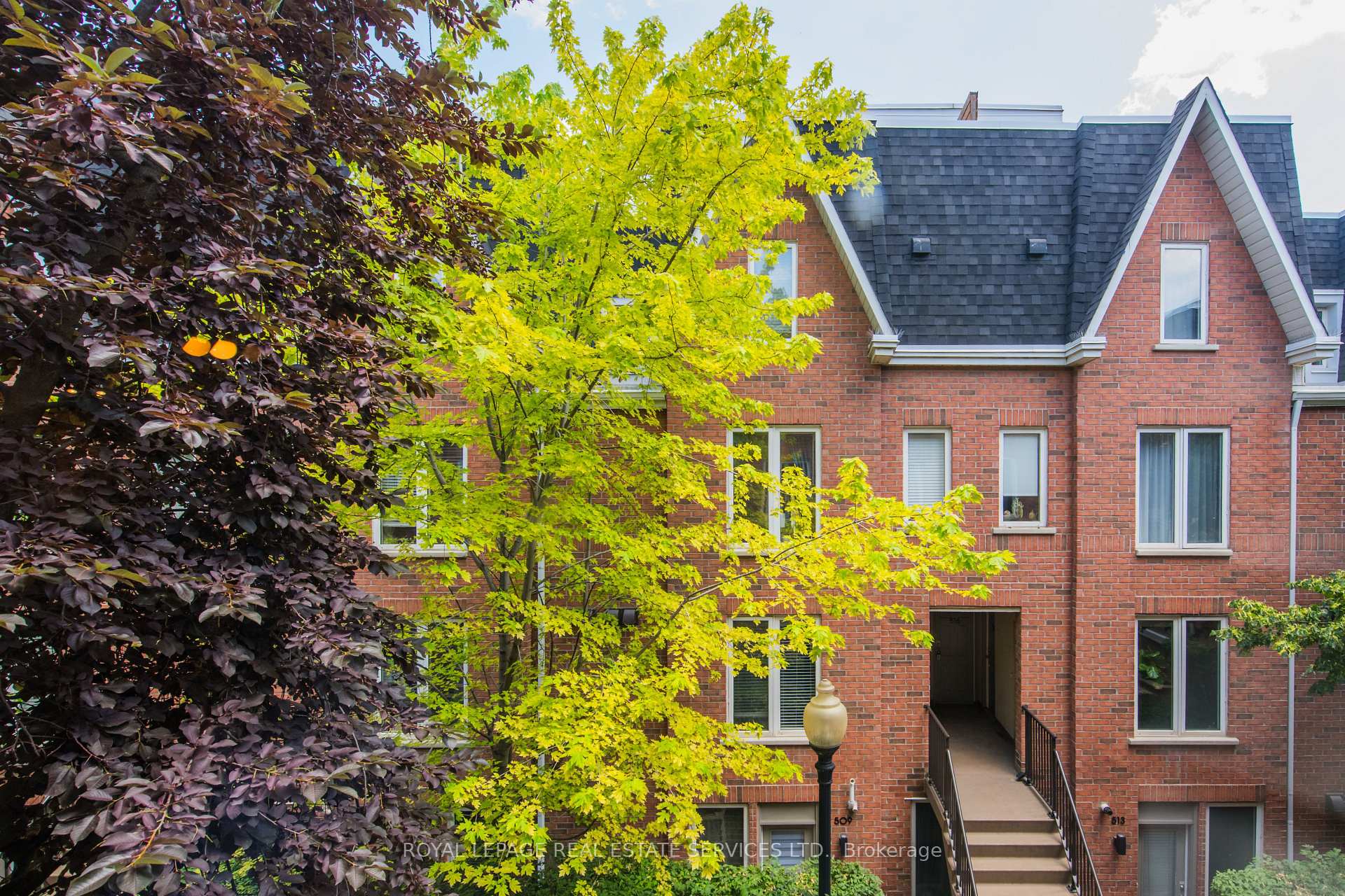 2 Bedrooms Condo at 29 canniff, Toronto For sale