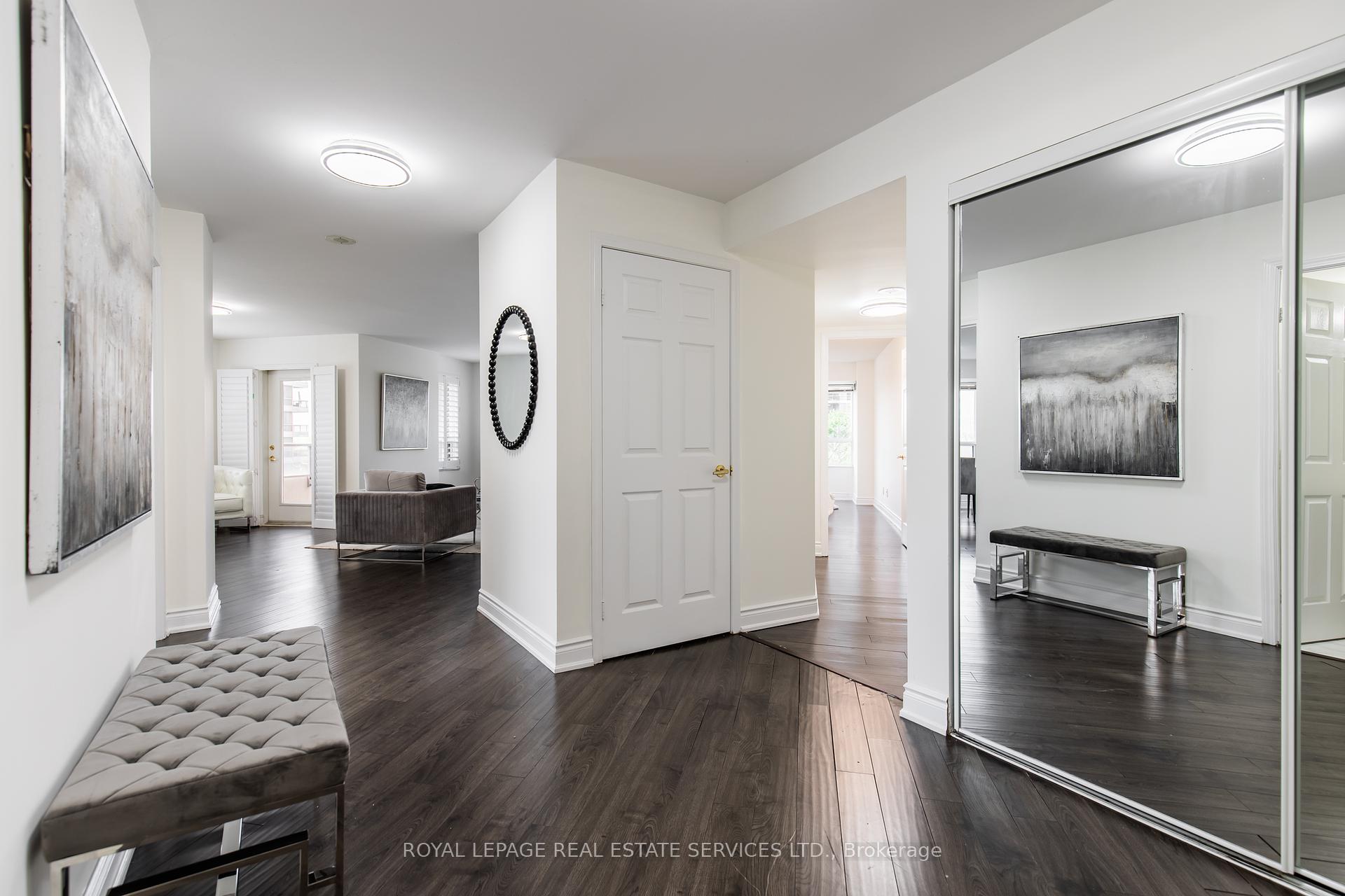 3 Bedrooms Condo at 25 Kingsbridge Garden, Mississauga For sale