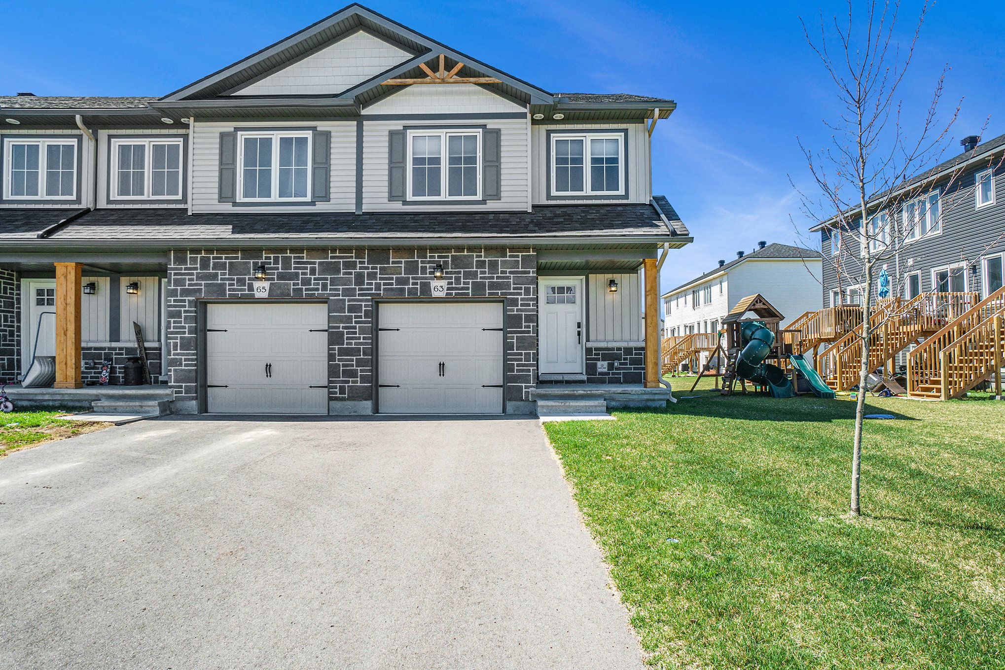 63 Whitcomb Crescent Smith Falls, Ontario First-time home buyers, investors, or right-sizers welcome to this 3-bed 3-bath coveted END unit town home! Modern Living at its BEST! This home offers a great location, within walking distance to shopping, dining, and endless outdoor trails. Featuring a spacious interior with an abundance of light & space. The open-concept layout is perfect for entertaining with a seamless flow between kitchen, dining, and living areas. The lower level family room has rare soaring ceilings & huge oversized windows that make it so bright! Don't miss this opportunity to own a move-in-ready town home in a highly sought-after community.